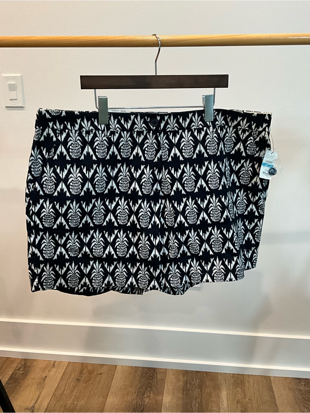 crown & ivy Black and White Pineapple-Print Mini Skirt